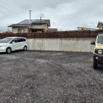 ます栄食堂 - 店裏の駐車場です