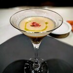 鉄板焼 Tsumugi - 旬の新玉葱のポタージュは、新玉葱とごく少量の塩のみとの事、濃厚で綺麗な甘さ。宮古島の新玉葱は土地のせいか本当に本当に美味しい。暫く玉葱を食べ続けます。