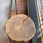 風来房 - この木椅子が店内の待ちスペース分です。