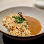 鉄板焼 Tsumugi - 香ばしいガーリックライスに欧風カレーが旨々♡ 〆カレーって何でこんなに美味しいの？自家製福神漬も善き。