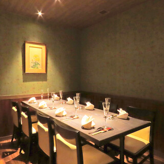 4名様～最大8名様のお席
                                          ※ご人数により貸し切りスペースになる場合がございます