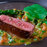 メルモーゾ ダ ドロカワ - 鹿児島黒牛ヒレ肉の紀州備長炭焼きとアスパラガスの茹であげ　ブラッドオレンジとクレソン　ネパール山椒　肉の端材の出汁で仕上げたソース