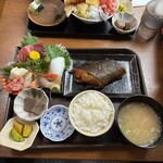 御食事処 魚ふみ - 銀鱈煮付け定食（2300）　ご飯半分