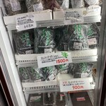 SHOP ヒロ - 商品棚の上の段が養殖もの 下段が天然もの