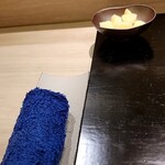 島津 - 握りの準備（ガリと青おしぼり）