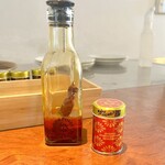 ピッツェリア ナポレターナ ネアポリス - ピカンテオイルと燻製唐辛子のふりかけ