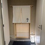 礒田 - 三階のお店の入り口