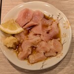 和風もつ料理 あらた - ミノの湯引き。湯引きとついているが湯引いてない。