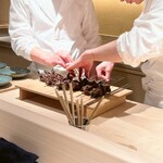 礒田 - スッポンの付け焼きです。串からはずしているところ