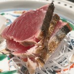 礒田 - 振り塩したカツオの皮目がウンマイ