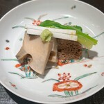 礒田 - 島根産の黒鮑の蒸し。春野菜と利久麩が色どりを整えます