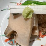 礒田 - 蒸し鮑のアップ。背もたれの利久麩が鮑のエキスを吸って抜群にウンマイ