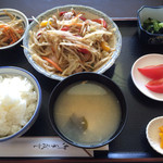 まんまる亭 - 肉野菜炒め定食 600円…味は薄めな感じで、まっ普通です。ただ小鉢が沢山あって600円は安い！これはこれで良いと思います。☆2.8