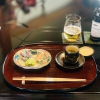 比良山荘 - ①【先付け】
                    ・揚げ一寸豆
                    ・鮎の熟鮓
                    ・青干し薇（ぜんまい）と近江蒟蒻の白和え
                    ・鯉こく（鯉の味噌汁）、蕗の薹のタタキ入り