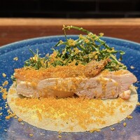 YAKITORI 燃 es - 鶏のクレープ・ケール・キャビアライム
                森さんの料理にはフレンチで培った経験が盛り込まれ、焼鳥屋さんにはないテイスト。
                キャビアライムの独特な風味と爽やかさ、皮パリながら身はしっとりと、めちゃ美味しい♪