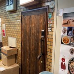 チキュウ マサラ - 入り口。なかが見えないので混み具合などわからずちょっと入りにくいが、勇気を出してドアを開ける。