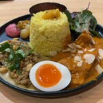 チキュウ マサラ - ライスに乗っているのはプリザーブドレモン。梅干し果肉のような感覚との説明。右上はワインドレッシングのリーフサラダ、玉子は燻製玉子。