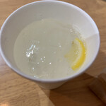 チキュウ マサラ - 紙コップで提供される水はレモン入り炭酸水