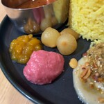 チキュウ マサラ - 左上から時計回りに、マンゴーチャツネ、小玉葱ピクルス、さつまいもビーツ。マンゴーチャツネは酸味がありかなり良質なカルダモンが入ってる。小玉葱ピクルスはブドウなのでは？？