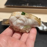 くろ﨑 - のど黒、脂をしっかり落とし、一口分のシャリと美味しくいただけるバランスに仕上げられておりました。