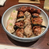 伊勢廣 京橋本店 - やきとり丼
                    　5本丼(皮身をもも肉に変更)2,800現金
                    　ささみ、団子、もも肉2本、レバー