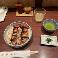伊勢廣 京橋本店 - やきとり丼(鶏スープ・お新香付き)
                      　5本丼(皮身をもも肉に変更)2,800
                      　ささみ、団子、もも肉2本、レバー