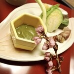 遊季の里 - 芥子酢味噌　タラの芽　のびる　空豆　芽キャベツ　よもぎ扶　筍　ホタルイカ　桜の飾り