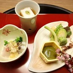 遊季の里 - 先付　真鯛と菜の花　桜豆腐　山菜