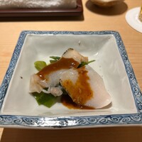 すが弥 - つぶ貝とザーサイです　かかっているのは芝麻醤