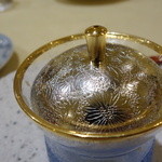 トゥ・ラ・ジョア - ひとつひとつエッチングした純銀の蓋