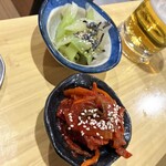 生ラムジンギスカン めいごる - キムチとセロリの浅漬け。