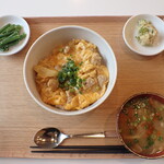 トーコーキッチン - ふわとろ親子丼 副菜二品、豚汁