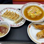 餃子の王将 - 天津飯セット、鳥の唐揚げもついてボリュームあるけど大学生の息子はペロッと平らげました。