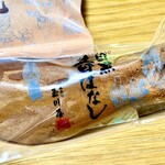 玉川屋 - こし餡をぎゅうひで包み、卵とはちみつをたっぷり使用した焼皮で包み、さんまの形に仕上げた「目黒昔ばなし」　素朴な味わいで美味しい！