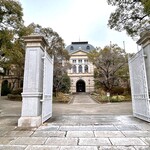 Pane Ho Maretta - すぐ近くの「兵庫県公館」
      元兵庫県庁舎で国の登録有形文化財に登録されている。
      明治35年に建てられ、昭和60年からは県の迎賓館として使用されているそう。