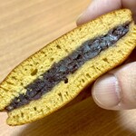 玉川屋 - 小倉餡を沖縄波照間産の黒糖と讃岐の和三盆糖を使ったどら焼き生地でサンド