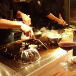 鉄板人 - 視覚も“美味しい”鉄板前のカウンター席！