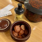 佐竹旅館 - 梅干しとふりかけ。