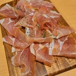 EAT BOX - 【名物】スペイン産（カタマリ肉削ります。）生ハムの切り出し（大）1400円