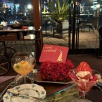 表参道うかい亭 - BIRTHDAYカードとバラをいただきました。いちごパフェ&
      柑橘のナージュ