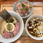 ユナイテッド ヌードル アメノオト - 味玉昆布水つけめん醤油/燻製豚レアチャーシュー丼 〜生醤油わさび〜