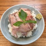 ユナイテッド ヌードル アメノオト - 燻製豚レアチャーシュー丼 〜生醤油わさび〜