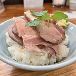 ユナイテッド ヌードル アメノオト - 燻製豚レアチャーシュー丼 〜生醤油わさび〜