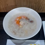 趙の飲茶 888 - お粥には、海老にコーンなども入っていました。