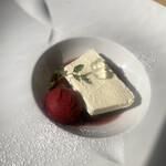 プリミ・バチ - ダークチェリーのコンポートと
      ホワイトチョコレートのムース
