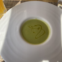 プリミ・バチ - 軽くスモークしたグリンピースのスープ