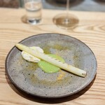 尾山台 山田 - 白アスパラ　そら豆のソース、ズワイガニとカラスミのソース
