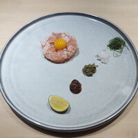 飛鳥くら田 - タルタル + 大葉 + 新玉葱 + ケッパー + もろみ + 酢橘