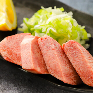 当店ならではの「塩の味付け」！タン・ハラミ・カルビでどうぞ◎