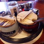 久留米ラーメン清陽軒 - ７種の薬味は投入自由（替え玉後がお勧め）